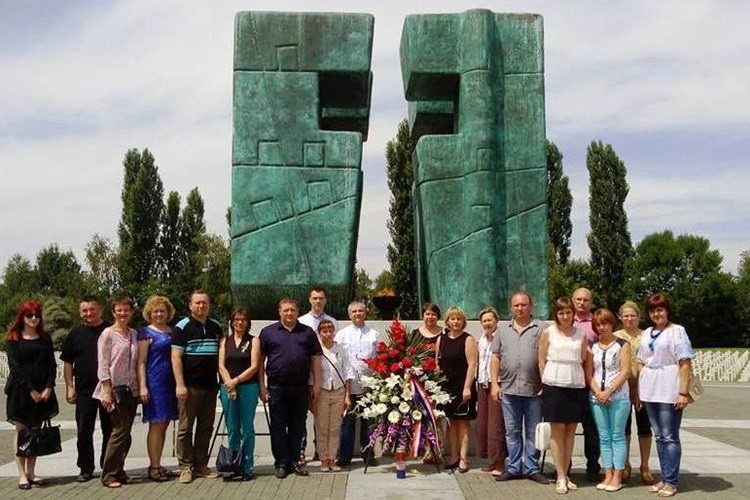 Slika /AM2016/Ukrajinsko_izaslanstvo_1/Sve/Memorijalno groblje Vukovar.jpg
